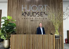 Juan van den Brand staat hier achter de bar van Hjort Knudsen. Het Deense familiebedrijf produceert design-meubelstukken gefocust op innovatie en vakmanschap.