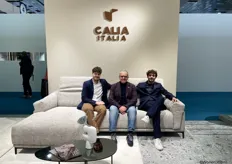 Het Italiaanse merk Calia Italia heeft een productie van meer dan 1.000 zitplaatsen per dag. Alles wordt bedacht en gemaakt in Matera en opgeslagen in een van de grootste geautomatiseerde magazijnen in Europa. Op de foto staan Frederico Amorino, Saverio Calia en Vincenzo Calia.