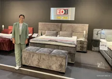 Medewerkster van Bega Gruppe staat op de foto met een van hun modellen. Het Duitse meubelbedrijf vertegenwoordigd 16 bedrijven en genereerd jaarlijks meer dan 620 miljoen euro aan omzet.