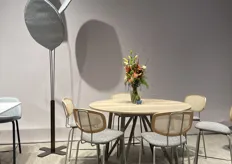 Perfecta liet meerdere nieuwe modellen en series zien, waaronder deze stoelen die een rotan rugleuning hebben.