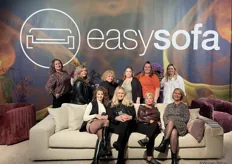 Het binnendienst team van EASYSOFA poseerden met elkaar voor de foto.