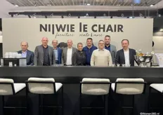 Het team van Nijwie en Le Chair achter de welbekende bar.