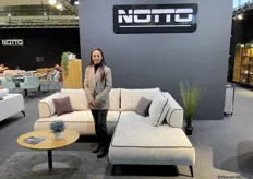 Natalia van het Poolse merk Notto liet hun stand zien met verschillende gestoffeerde meubels en massief eikenhouten salontafels en kasten.