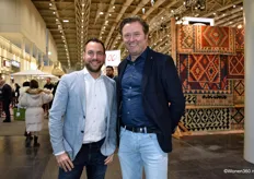 Pascal Versluis (links) en Bob Looijschelder van Textiles & More (T&M) kwamen inspiratie opdoen. Als projectdistributeur in Nederland verdelen zij de merken Designflooring en mFLOR.