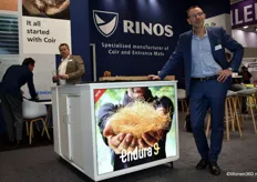 Marketing directeur Arnout Appelo van Rinos, poserend bij een afbeelding van Endura 9, een vloermat gemaakt van de beste kwaliteit kokosvezels waardoor deze ook heel lang mooi blijft.
