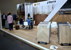 Een blik in de stand van Sterras uit Brussel, dat vloeren en wandpanelen van de merken Sterra en FET toonde.