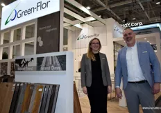 Tine Habets en John van der Vliet van GT Floor BV, dat de nieuwe designcollectie van het merk Green-Flor toonde dat in Nederland door groothandel Dersimo wordt gedistribueerd. 