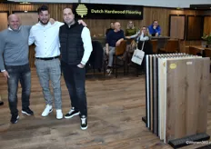 CEO Martijn Schaaij van Dutch Hardwood Flooring (rechts) met Berry Klomp (links) en Hans Schonewille. Het bedrijf produceert samengestelde vloeren. Met tand en groef. Afgeschuind. Afgewerkt en onafgewerkt. Geschuurd of geschaafd en opgevuld met houtmastiek.