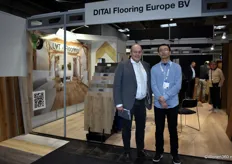 Ferdinand Beekhof (al 30 jaar in het vak) met zijn Chinese partner Lin Jiang van Ditai Flooring Europe BV uit Amstelveen, dat over een eigen fabriek beschikt en in Nederland een magazijn van 2500 m2. Het bedrijf levert aan importeurs en groothandelaars.