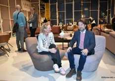 Claire Declemy in een gezellig onderonsje met Jasper van den Berg van Label Vandenberg, zittend op de nieuwe, draaibare fauteuils Fedde, vernoemd naar de zoon van Jasper.