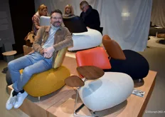 Antal Nemeth van Leolux op de Pallone, de iconische fauteuil uit 1989 die al 35 jaar meedraait en nu naast leer ook verkrijgbaar is in een stoffen uitvoering. Er is keuze uit acht kleuren.