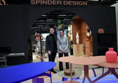 Marco Braaksma en Anna Venema van Spinder Design, die heel veel nieuwigheden liet zien. Niet alleen tal van minimalistische ontwerpen en slimme opbergoplossingen voor de hal en andere leefruimtes, maar nu ook kleurige bijzet- en eettafels.