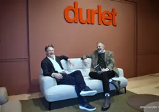 Jean-Luc Van Rompaey met Vincent Govaert van Durlet, gezeten op de Ohio, een bank van designer Anita Schmidt.