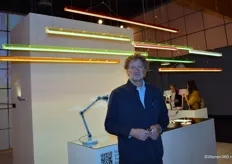 Anton de Groof van Tonone, poserend bij The Bridge, een lineaire ledlamp die een grafisch lijnenspel mogelijk maakt en waarmee geëxperimenteerd kan worden met compositie.