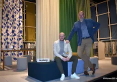 Tim Kloks en Edwin van der Beek van Artex BV, in de stand van De Ploeg dat liefst 15 nieuwe collecties gordijn- en drie meubelstoffen introduceerde.