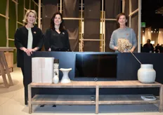 Marlies van der Werff, Annelies Pilat en Carin Rijpstra (v.l.n.r.) van Pilat&Pilat, Fries fabrikant van massief houten design meubelen, poserend voor de nieuwe wandmeubel Wies.