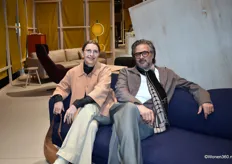Claire en Roderick de Vos van Studio Roderick Vos op de nieuwe bank Tweak die hij voor Pode Design Furniture ontwierp. Het is een eigentijdse ronde elementenbank, ook verkrijgbaar als  rechte of hoekbank.