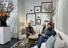 Links Stefan Moriau met collega van Scapa Home in gesprek met een van de organisatoren van Antwerp Design Week.