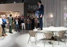 Bruno Coucke, General manager bij Joli, demonstreert de stabiliteit van de tafel.