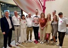 Het team van Umbrosa, met in het midden designer Karim Rashid.