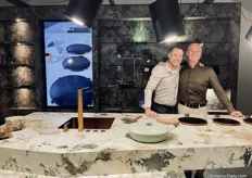 Vincent van den Berg van Wave, ontwerper van de lampen boven het keukenblad met afzuig functie en verlichting samen met Maikel Bink, eigenaar van PITT Cooking.