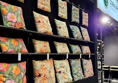 Een greep uit de collectie sierkussens van Coen Bakker Deco, specialist in seizoensdecoratie.