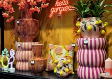 Ook de felle kleuren oranje en geel komen veel terug in de collectie van Mica, een van de labels die Edelman BV voert.