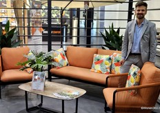 Christian Kurz legt uit dat terracotta een van de trendkleuren is binnen het aanbod van Lesli Living.