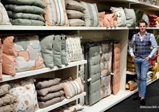 Frank Nijhoff legt uit dat Madison vijf nieuwe thema's uit heeft gebracht én dat de Eco Line verder uitgebreid is met prints. De noviteiten zijn gemakkelijk te combineren met bestaande collecties, waardoor mix and match mogelijk is.