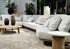 De set Rios van SUNS. Op de voorgrond is een bijzettafel te zien, gemaakt van gerecycled teakhout.