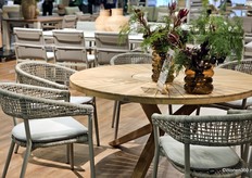 Evenals de Bali Table van Life Outdoor Living.