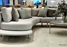 Het assortiment van Jati & Kebon bestaat onder andere uit lounge sofa's, eettafels en -stoelen, bankjes, ligbedden en accessoires zoals poufs en tapijten.