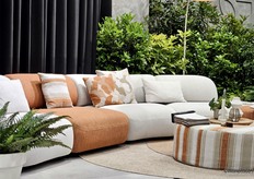 Meubelleverancier Veba lanceert een compleet nieuw label: innsout. Het merk moet de kloof overbruggen tussen het binnen- en buitenleven. Model Onix is hier een voorbeeld van.