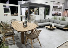 Best, een ander label van Veba, lanceerde een dining table en de terrasoverkapping Cadiz.