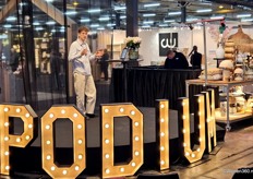 Tom Schoonhoven is een Nederlandse ontwerper en maker, gevestigd in Eindhoven. In zijn multidisciplinaire praktijk combineert hij functionaliteit en storytelling, waarbij hij zich laat inspireren door verzamelde objecten.