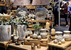 De stand van Deco Trading Twente (DTT). Onder het eigen label Tom Design verkoopt het potterie, hout- en glaswerk, kleinmeubelen, geurblokken, accessoires en LED-kaarsen.