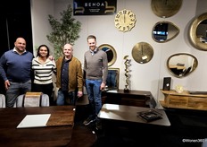 Niels van de Westerlo, Megga van Hoof, Jos van Hoof en Andrew van Esten in de stand van Benoa.