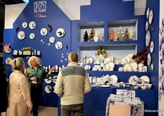 Leanne van Doleweerd is druk in gesprek met bezoekers bij de Heinen Delfts Blauw-stand.