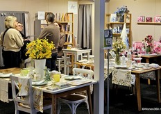 Mark en Cornelieke van den Bergh (van Ihr) in gesprek met bezoekers.