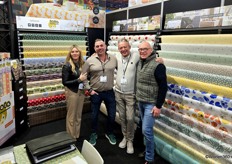 Tanja Bosmans, Mark van Maanen, Peter Bosman en Dirk Patteet van Finesse Deco Partners. Naast hen zijn de nieuwe tafelzijlen te zien van de labels Lola en Captain Cook.