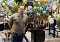 Joost van der Vlugt naast de eyecatcher van De Tol Lisse.