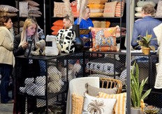 Drukte op de stand van Lemetex, waar Rachel van Dreumel, Ricardo Kersten en Eric de Wolff de mensen helpen. Bij de importeur van woningtextiel zien ze dat de vraag naar felle kleuren flink toeneemt. Vooral de kleur apricot is 'hot'.