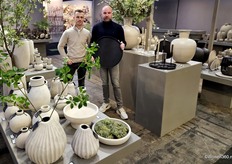 Wouter en Leon van Still tonen potterie, flessen, planters, schalen en kandelaren van ijzer en aardewerk.