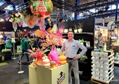 Jeroen Blaauw poseert naast de gedurfde Vibrant Fissa collectie van Jodeco Glass.