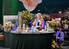 Aandachtig luistert iedereen naar Ilona Oosterveld op het Bloemen en Planten Plein.