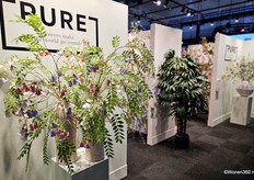 PURE by Jasaco. Wat in 1989 begon als een groothandel voor bloemarrangementen voor grafsierkunst, heeft zich ontwikkeld tot een internationale speler in de kunstbloemenbranche. 