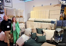 Arjen Vanleuven en Ina Gauquier laten een compleet nieuwe productgroep zien van OKE Decorations. De textiellijn wordt geproduceerd uit afvalstromen in Portugal. Nu nog alleen voor interieur, maar wellicht wordt dit uitgebreid naar een outdoorcollectie.