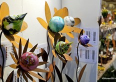 Verder lanceerde OKE Decorations bloemen waarbij mondgeblazen glaswerk wordt gecombineerd met roest.