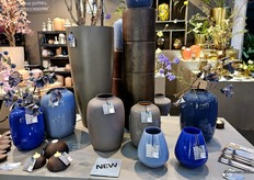 Vase The World, ‘a world of exclusive pottery, vases & home accessories’, is bekend van zijn collectie mondgeblazen glaswerk, binnen/ buiten potten en home accessoires.