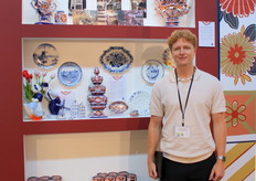 Maurits Heinen bij de gouden geschiedenis van Heinen Delfts Blauw met de klederdrachtencollectie.